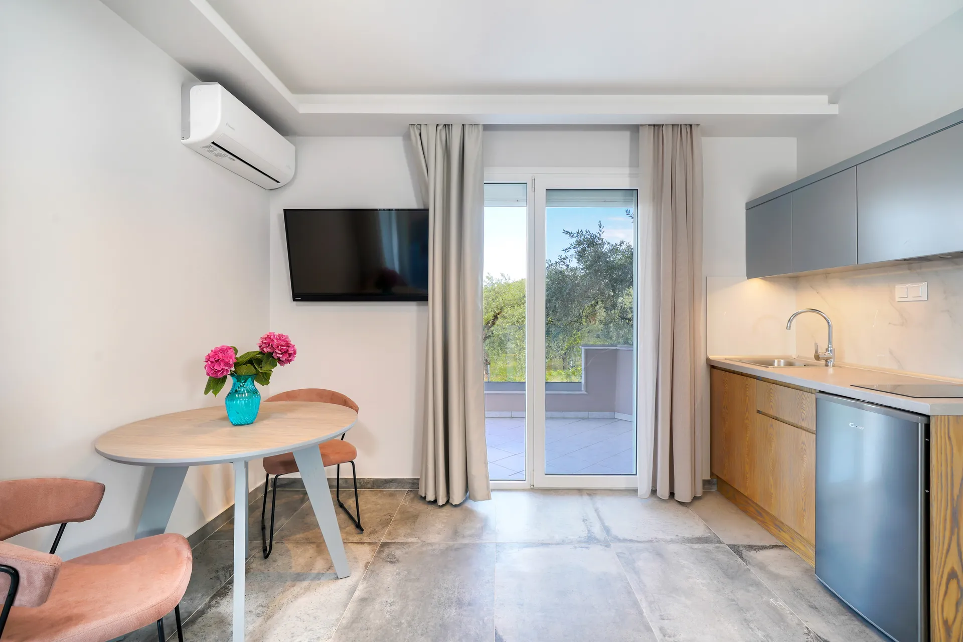 Tiara Holidays - IlioMagic luxury studios - Junior Suite kitchen